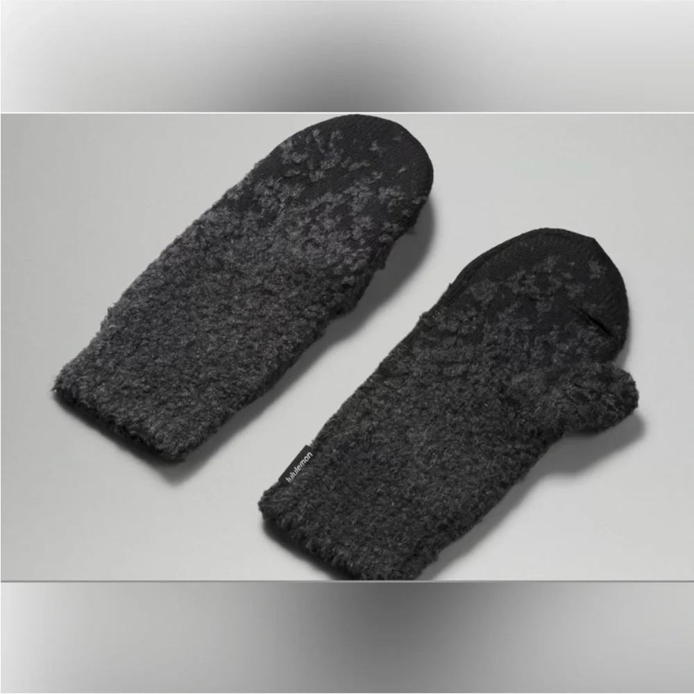 Lululemon Ombre Knit Textured Mittens in Black/Graphite Grey